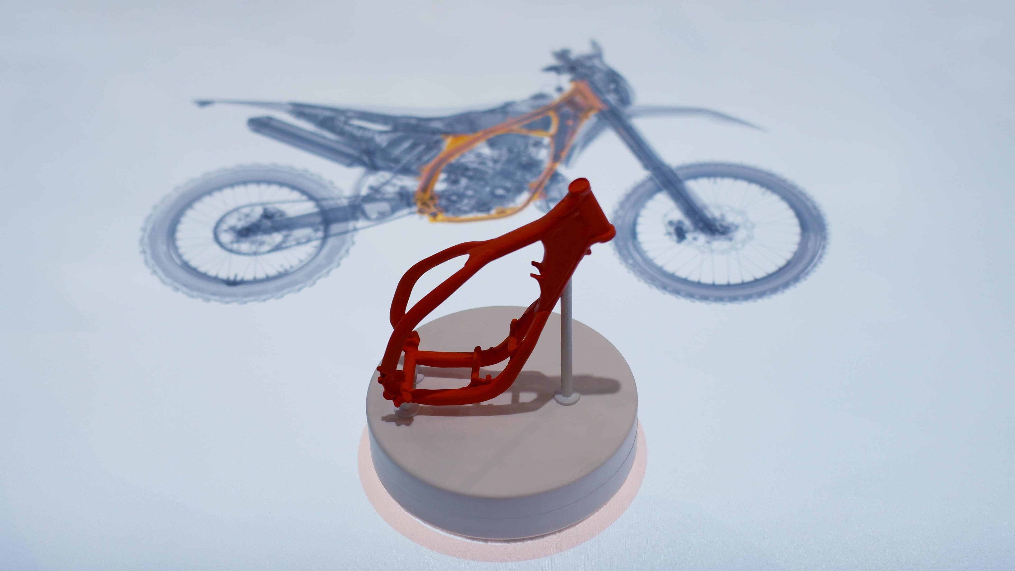 A token with the motorcycle frame is displayed on the screen, the motorcycle model rotates on the screen with the frame highlighted in color.